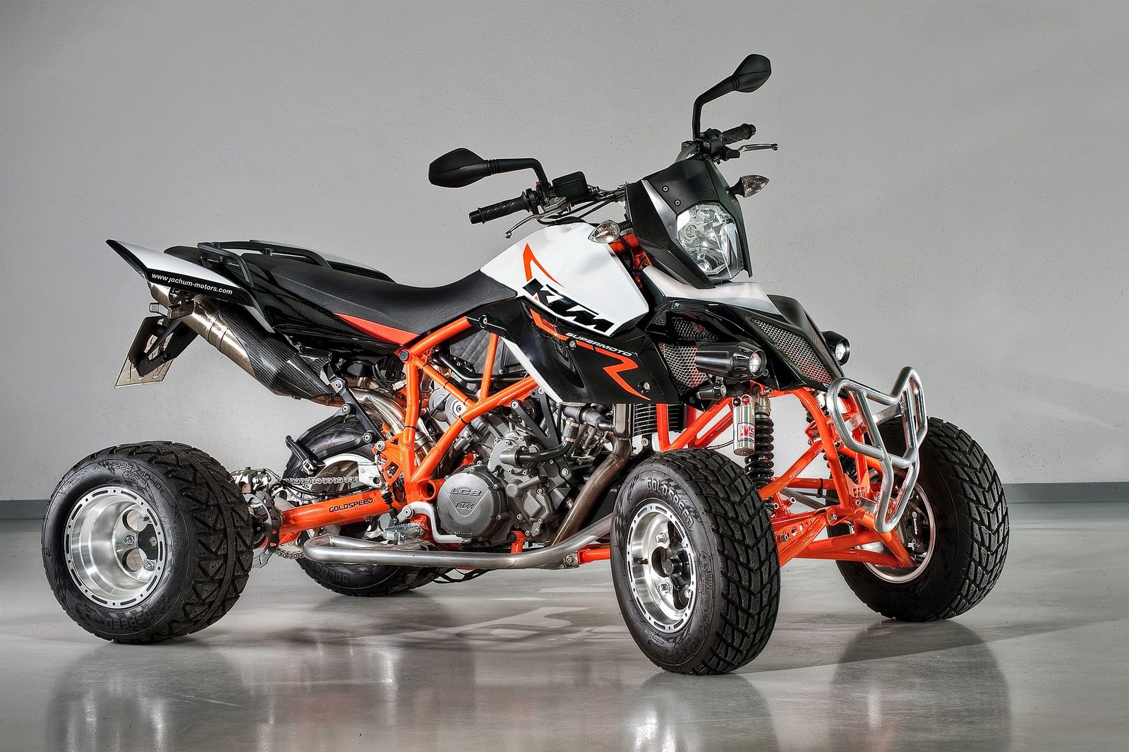 Quad-fordon på en grusväg i bergen på Kreta