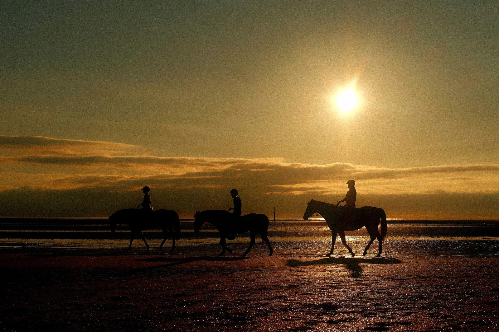 Ryttare på häst längs en strand på Kreta