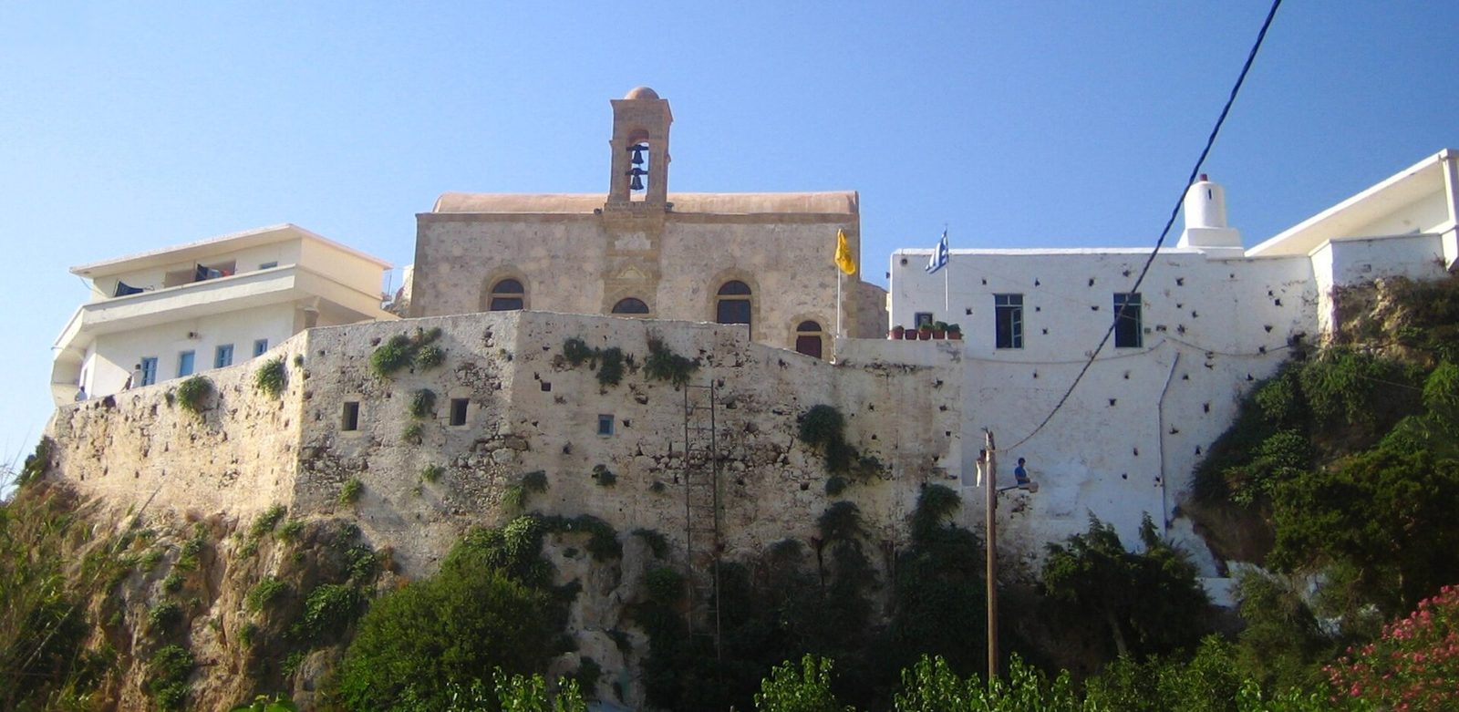 Vitt klippkloster mot blå himmel och hav vid Chrysoskalitissa i sydvästra Kreta