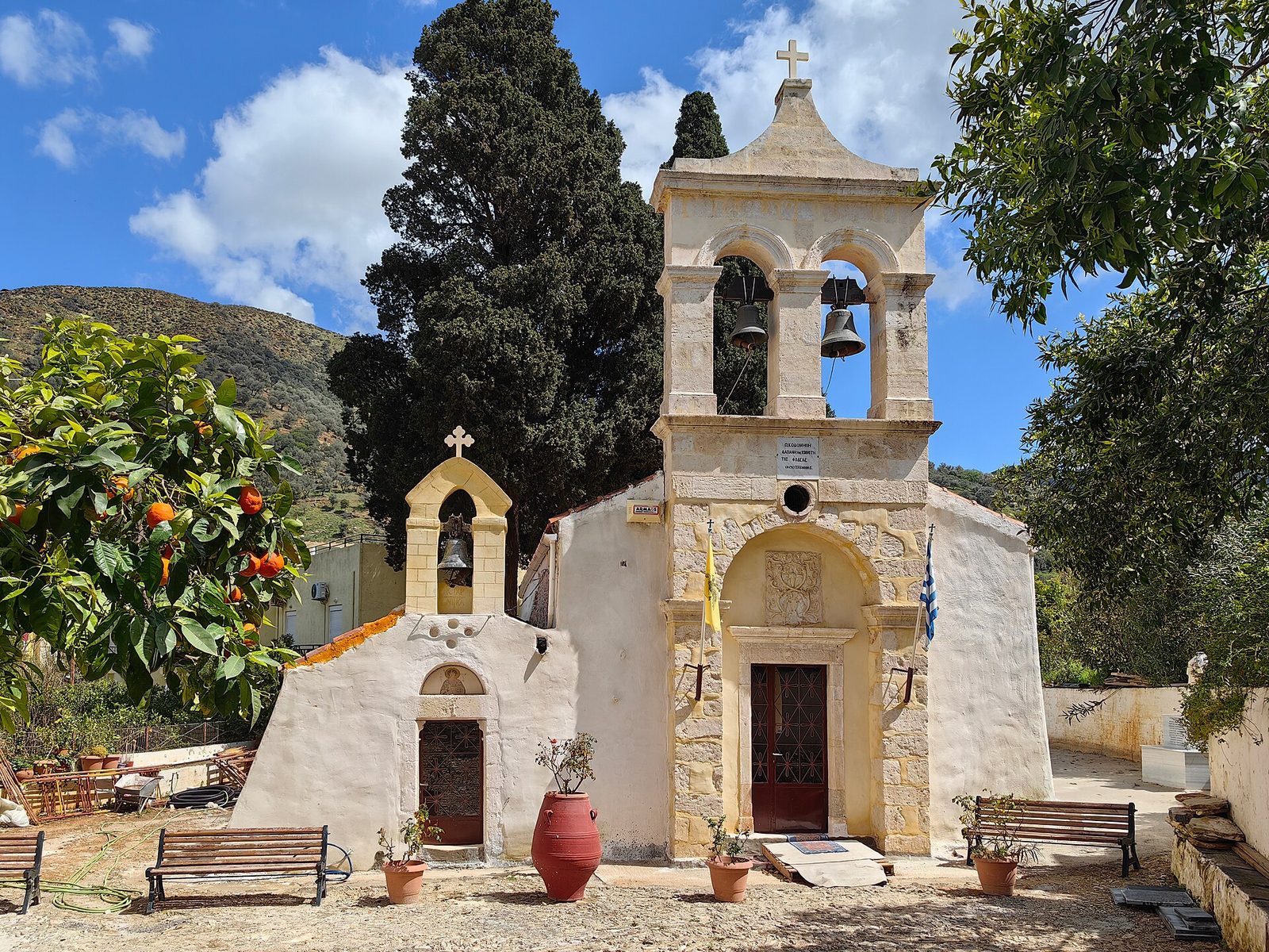 Grönskande by med apelsinlundar i Fodele på Kreta