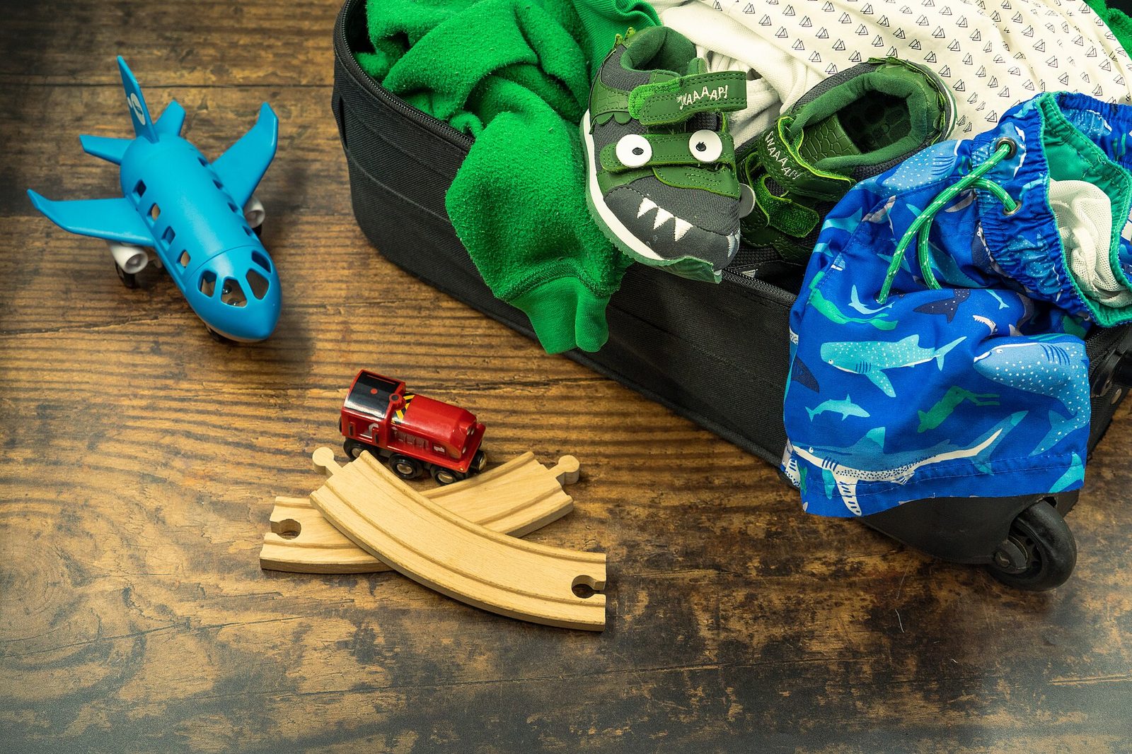 Resväska och handbagage packade inför flyget