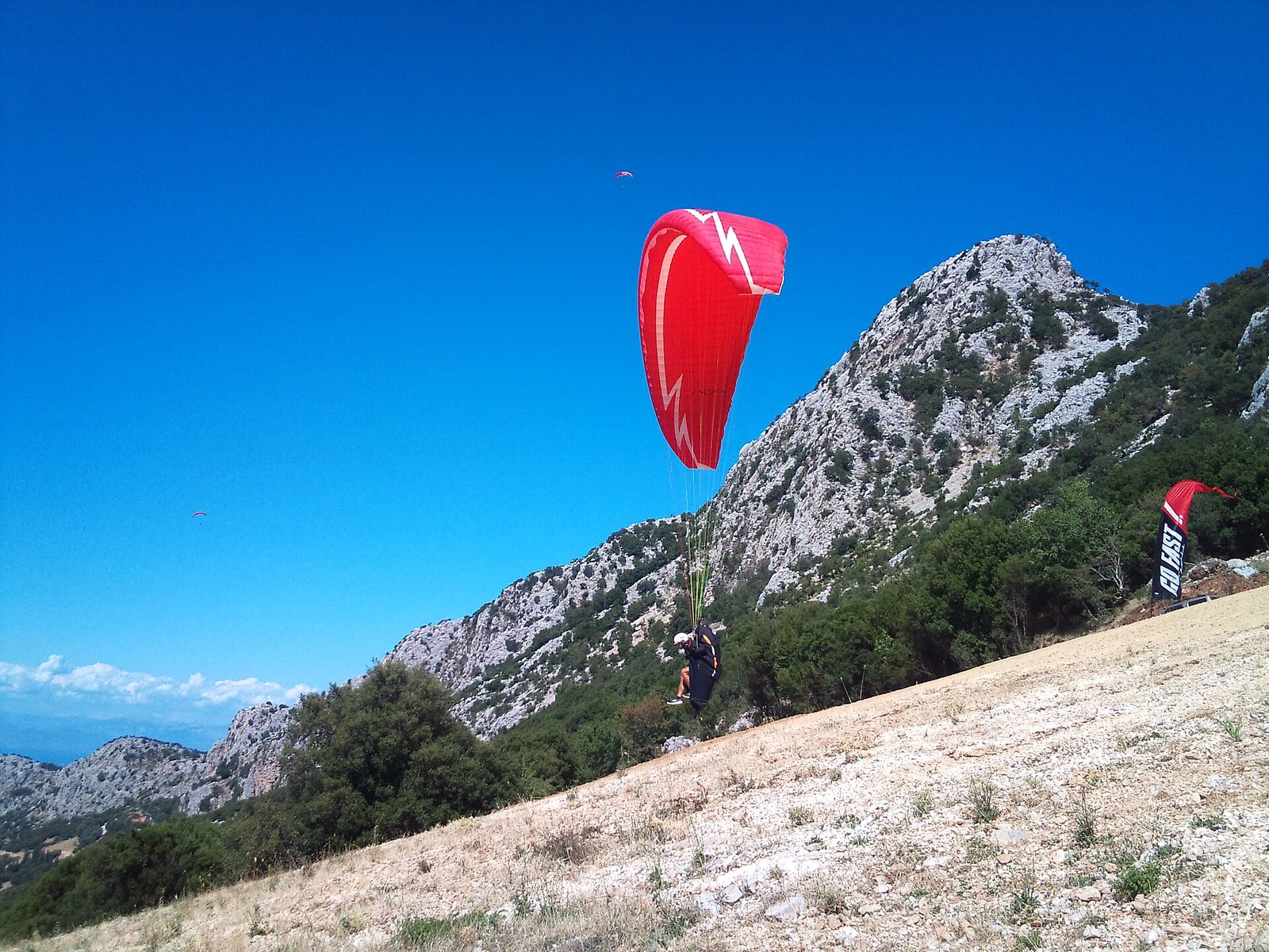 Paraglidingstart från en bergssluttning i Grekland