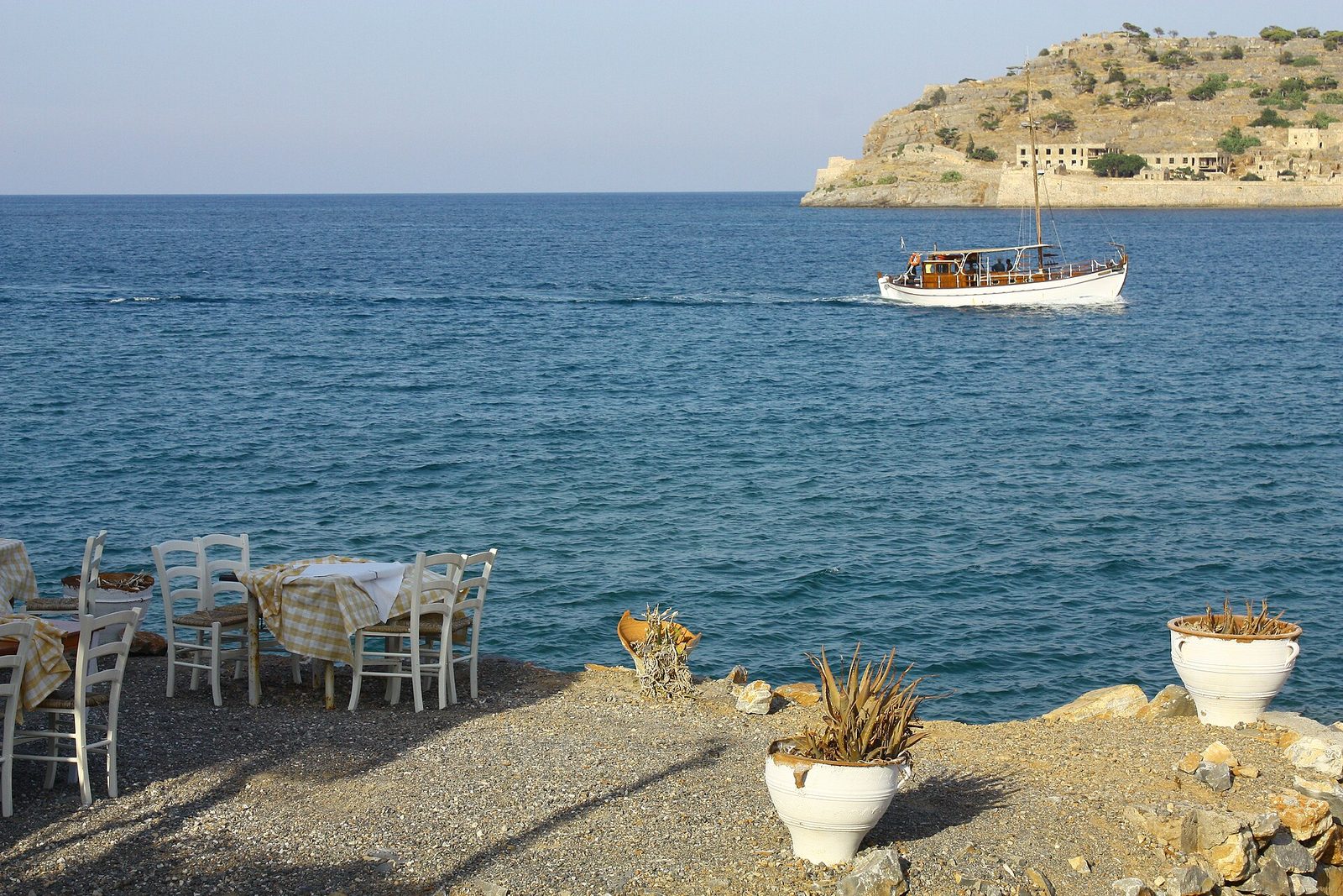 Kustbyn Plaka vid Elounda med Spinalonga i närheten