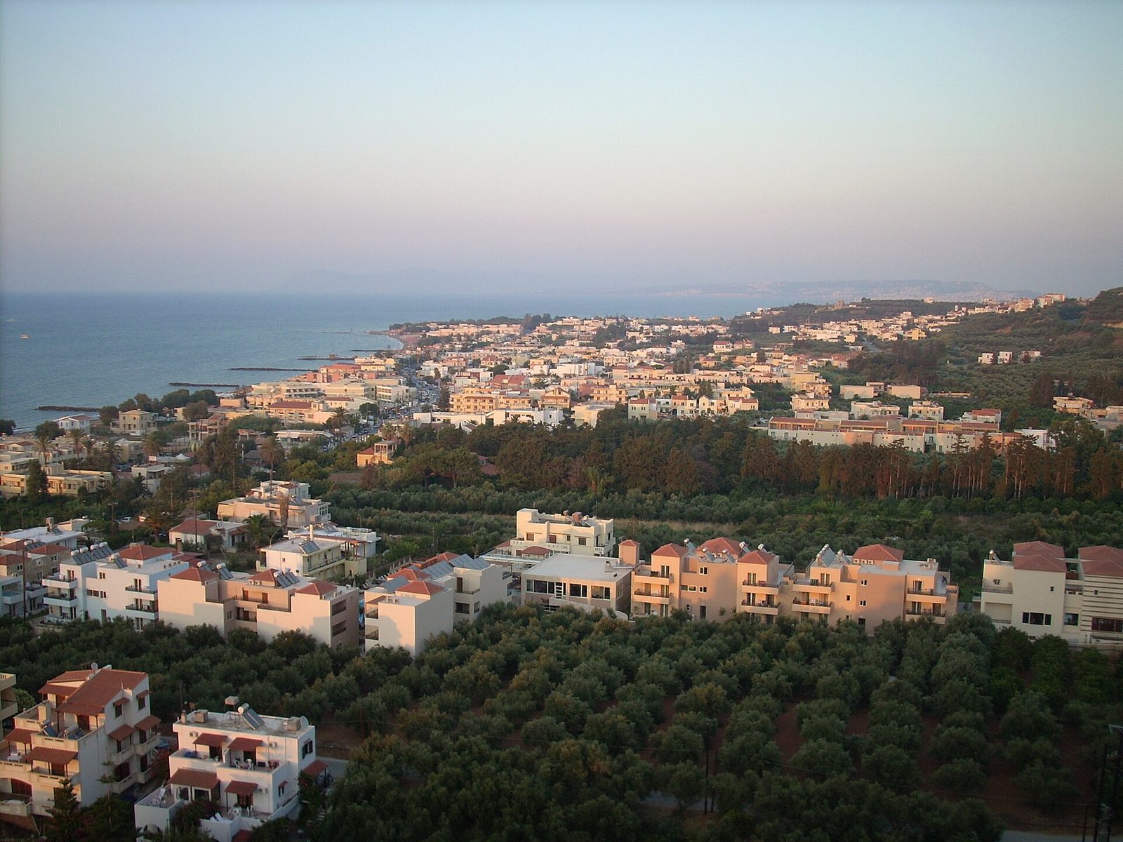 Lång sandstrand och strandliv i Platanias väster om Chania