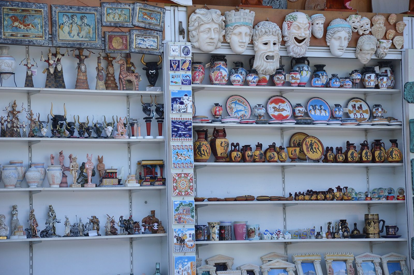 Lokalt hantverk och keramik i en butik på Kreta med olivträ och färgglada varor