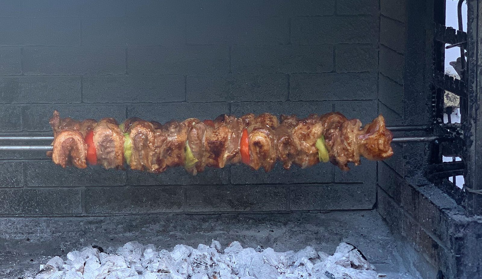 Grillad souvlaki och gyros i pitabröd på ett gatukök på Kreta