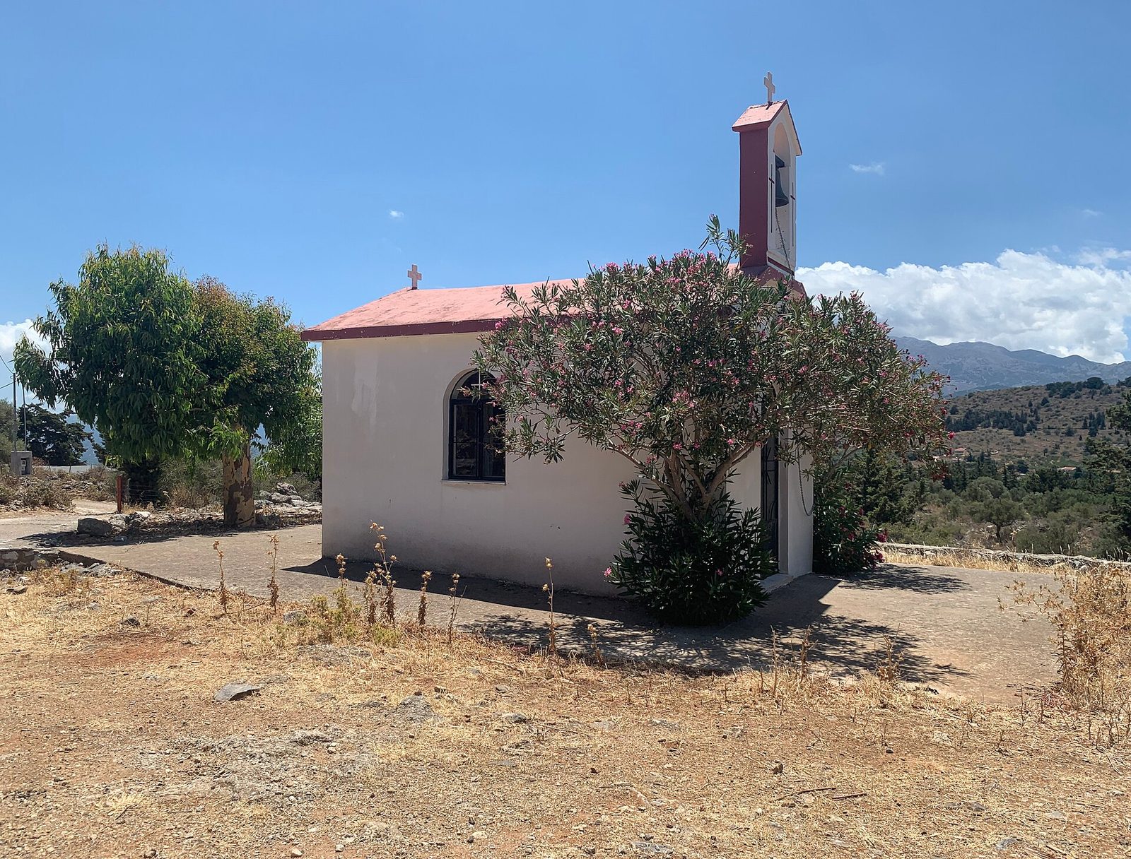Restaurerade stenhus längs en gata i Vamos i Apokoronas på Kreta