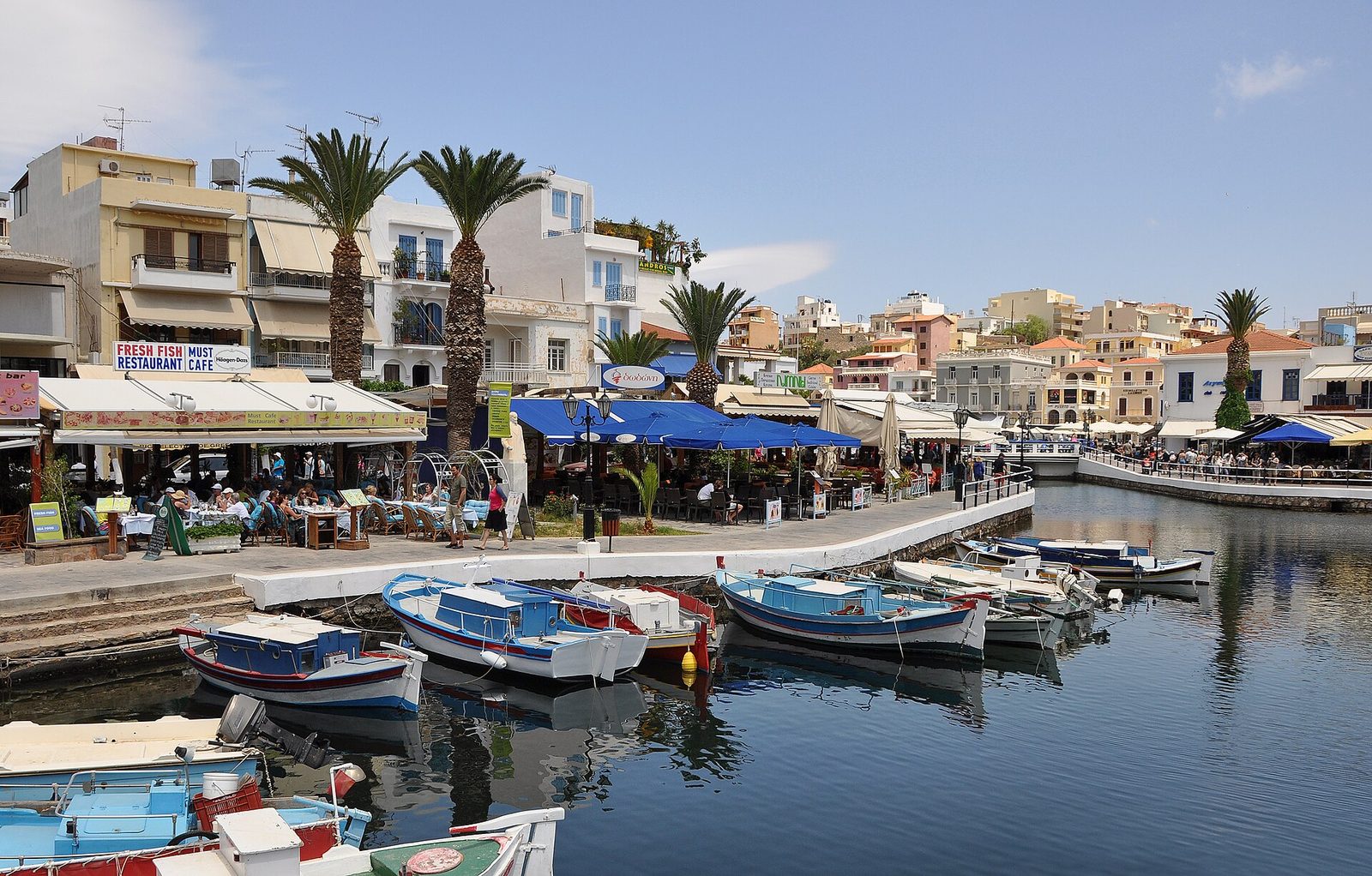 Sjön Voulismeni omgiven av kaféer i Agios Nikolaos
